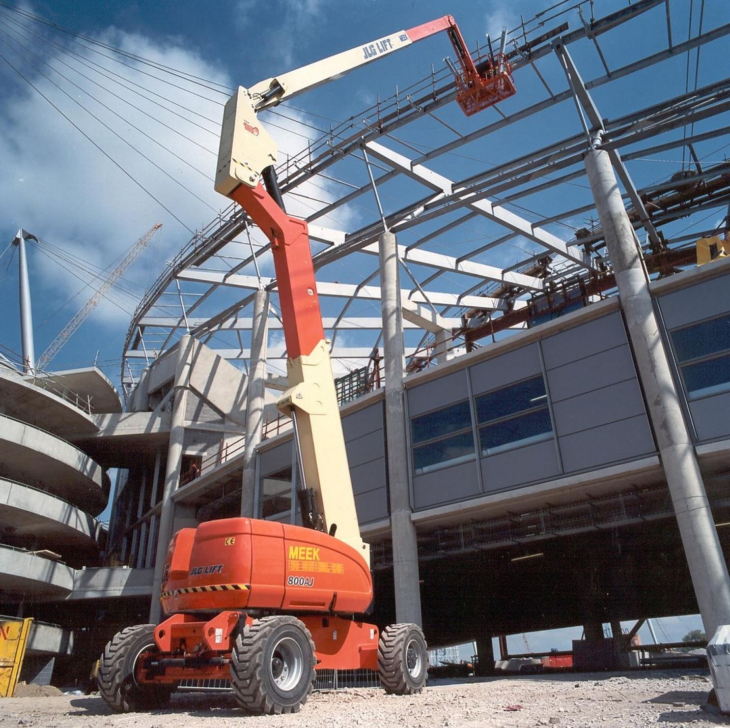 Xe nâng người cần gập jlg 800AJ