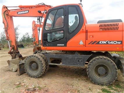 Máy xúc bánh lốp DOOSAN 140w