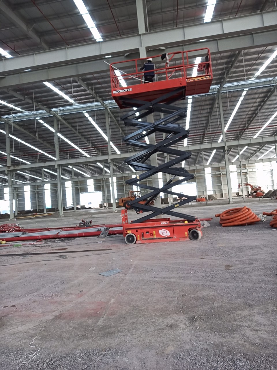 Khi nào nên sử dụng xe nâng người dạng cắt kéo?