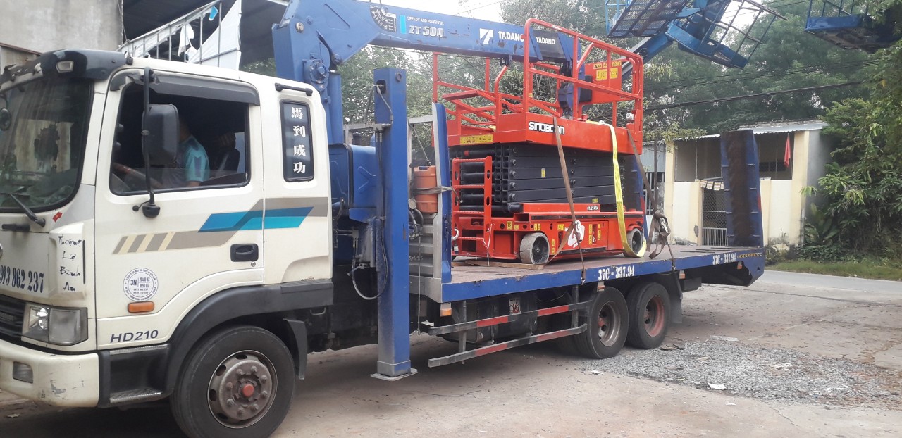 Thuê xe nâng người bao nhiêu tiền một ngày