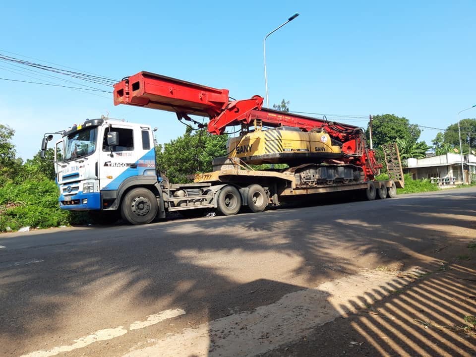 Dịch vụ vận chuyển xe cơ giới, máy công trình tại Bình Dương