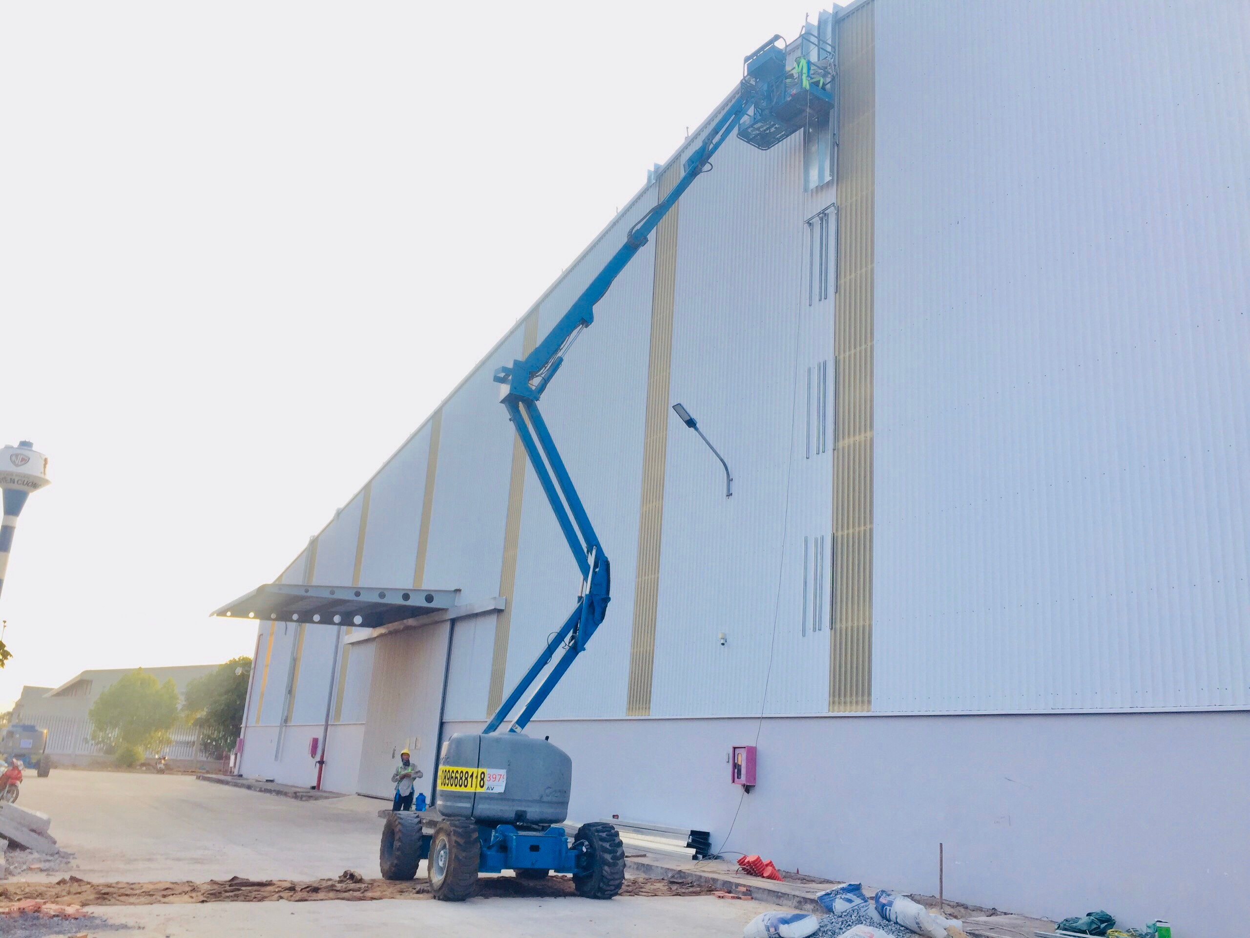 Bí quyết chọn xe nâng người phù hợp với doanh nghiệp