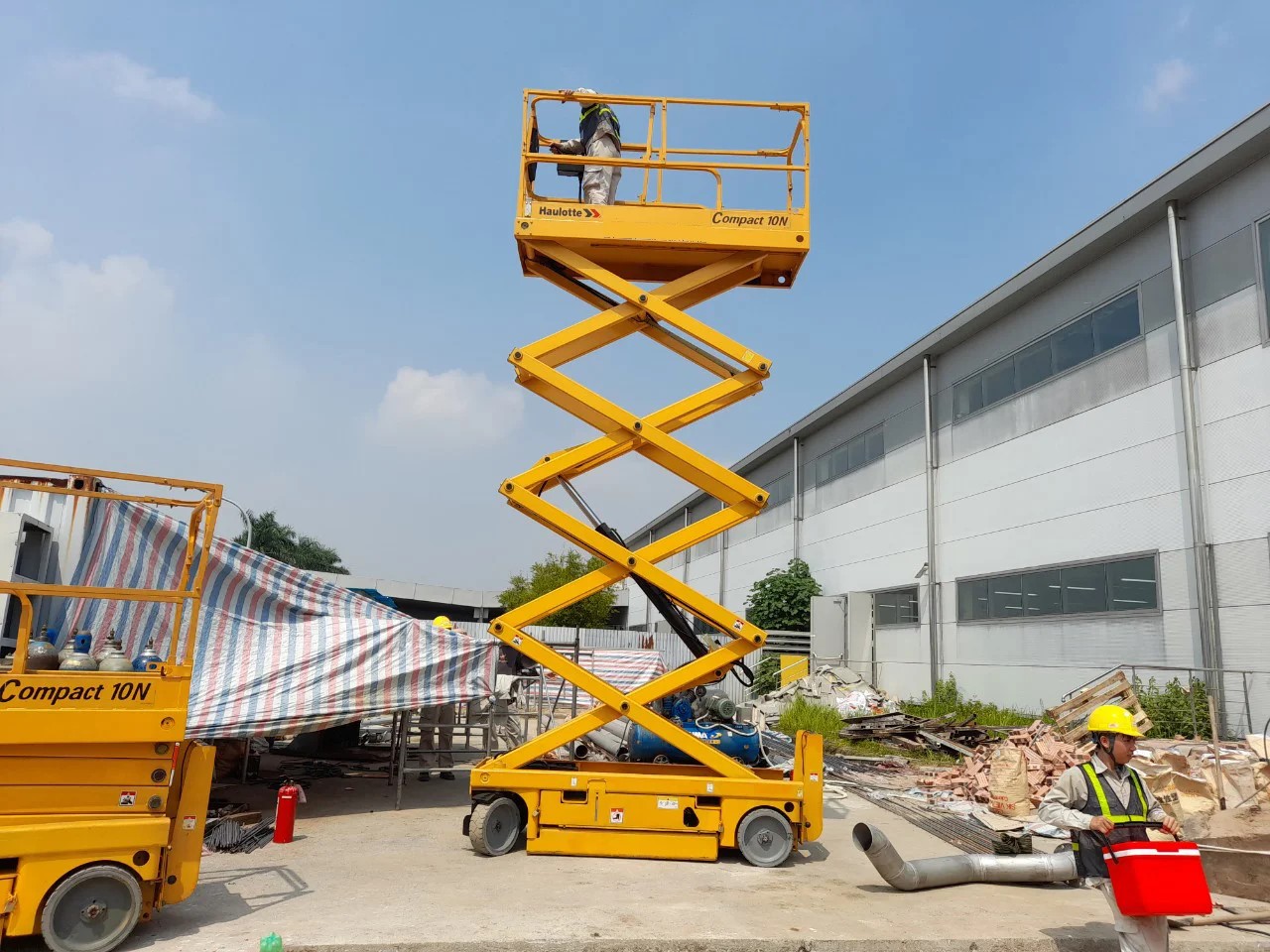 Thế nào là xe nâng người tự hành? Các loại xe nâng tự người hành phổ biến