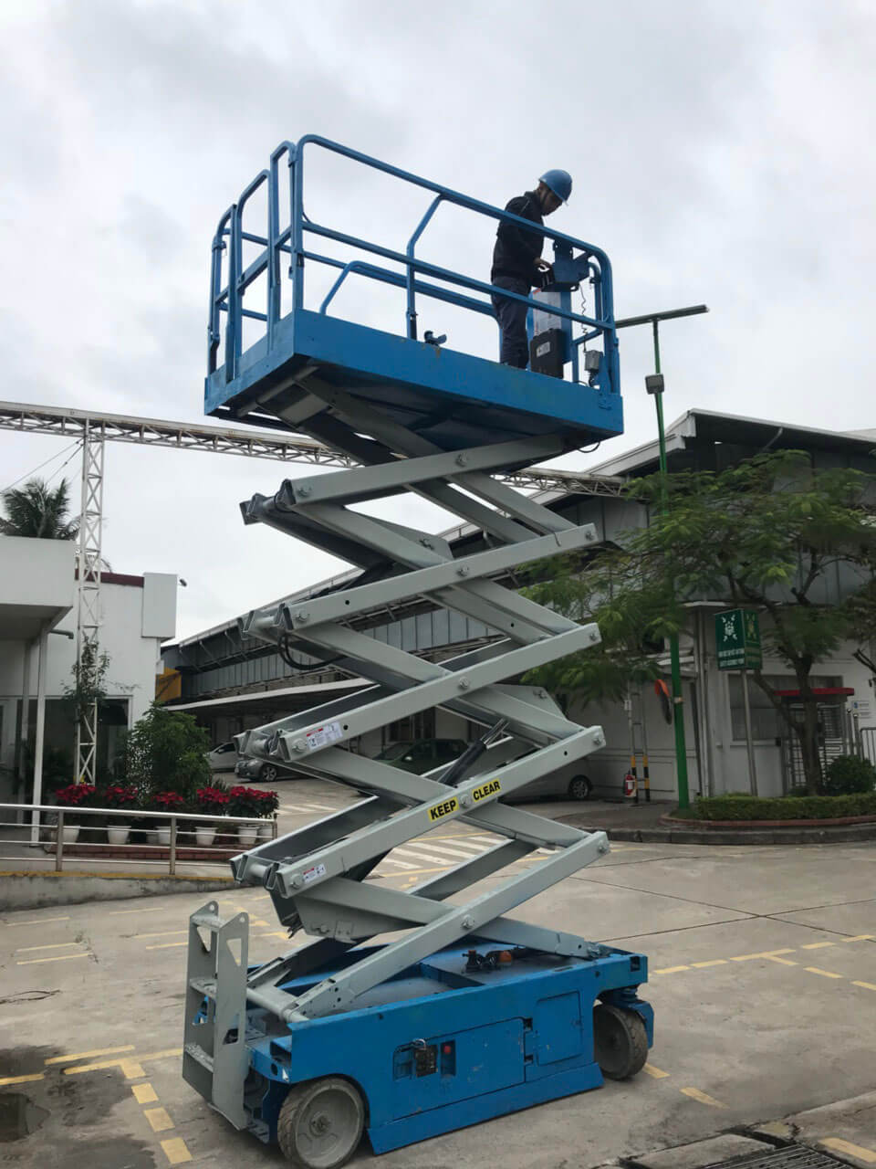 Thang nâng người 11m