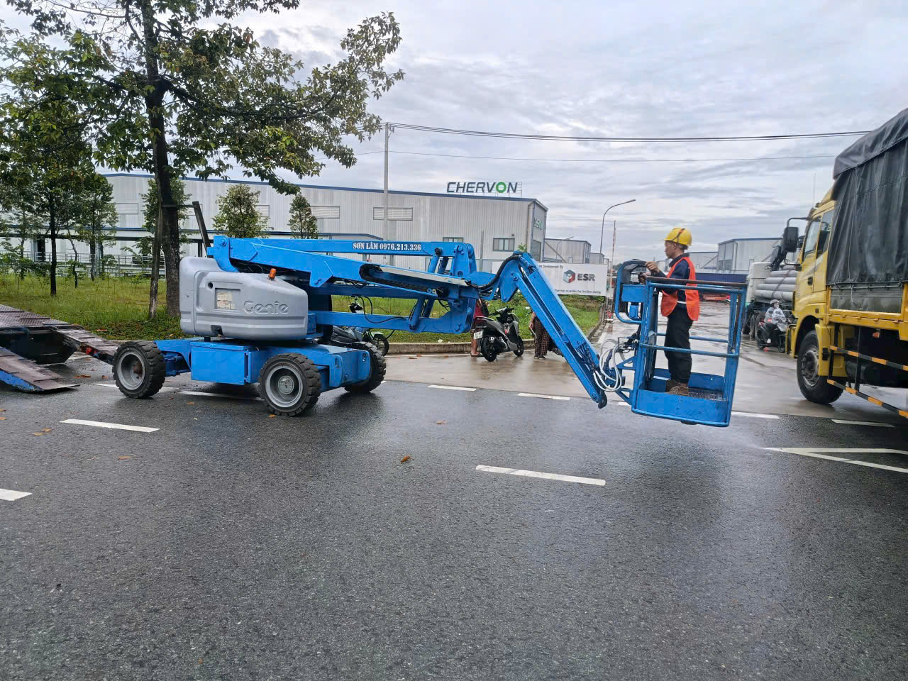 xe-nang-nguoi-boom-lift-can-gap